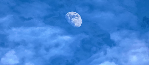 moon luna lunar landscape sky clouds atmosphere astronomy satellite crescent luminous celestial mysterious digital camera retrato paweesit photo photograph picture shot capture interesting interestingness