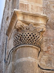 Israël, un pilier très ancien avec ce chapiteau ornée près du saint sépulcre