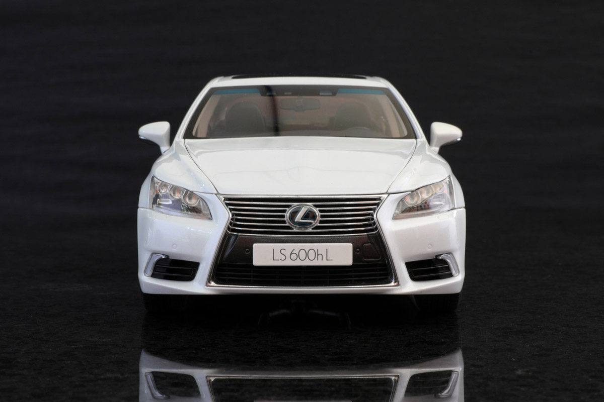AUTOart 1:18 Lexus LS600hL (white) | DiecastXchange Forum