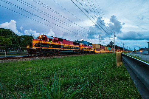pcrc panama canal railway train trains locomotive rail road emd sd60 intermodal port city capital blue hour sunset