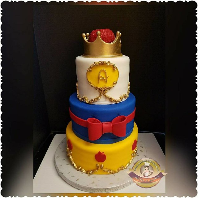 Snow White Themed Cake by Milka Ferreras