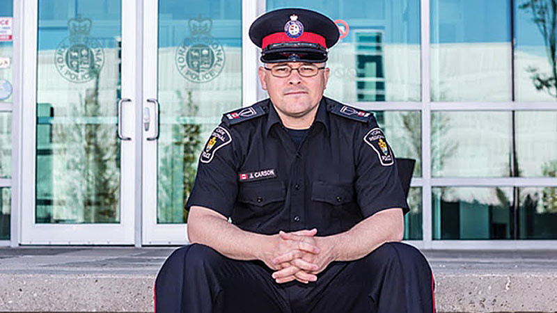 Jon Carson, perwira polisi di Toronto, Kanada, berlatih meditasi kesadaran penuh.