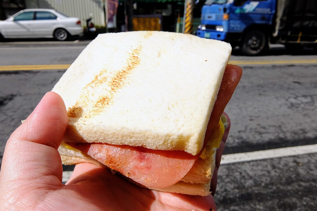 綜合碳烤三明治,表層有稍微烤過的痕跡