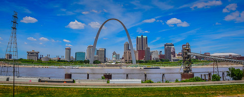 eastsaintlouis illinois unitedstates us panoramic view the gateway arch st louis skyline mo usa america water mississippi river pano vista panorama park city