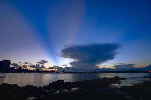 neworleans mississippiriver mississippiriverlevee go4thontheriver darktable sunset clouds contrejour gegenlicht