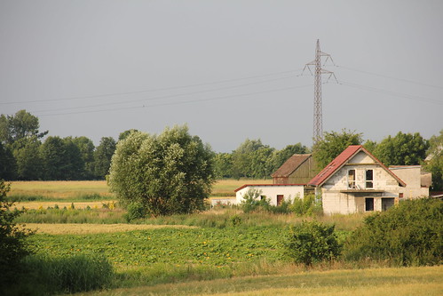 łupowo poland polska village buildings architecture residental house barn homestead fields landscape trees countryside lubuskie lubusz canon canoneos550d canonefs18135mmf3556is