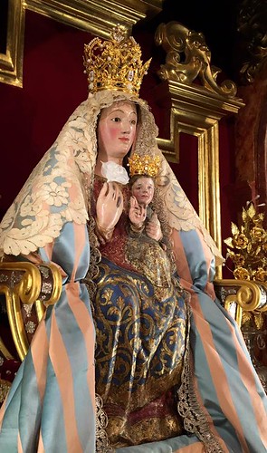 Virgen de Valme con el manto celeste y rosa