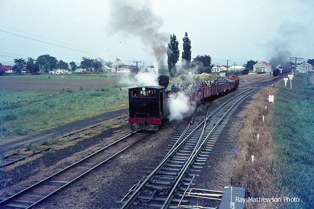 Aussie railfans leaving Stirling en route to Kaitangata