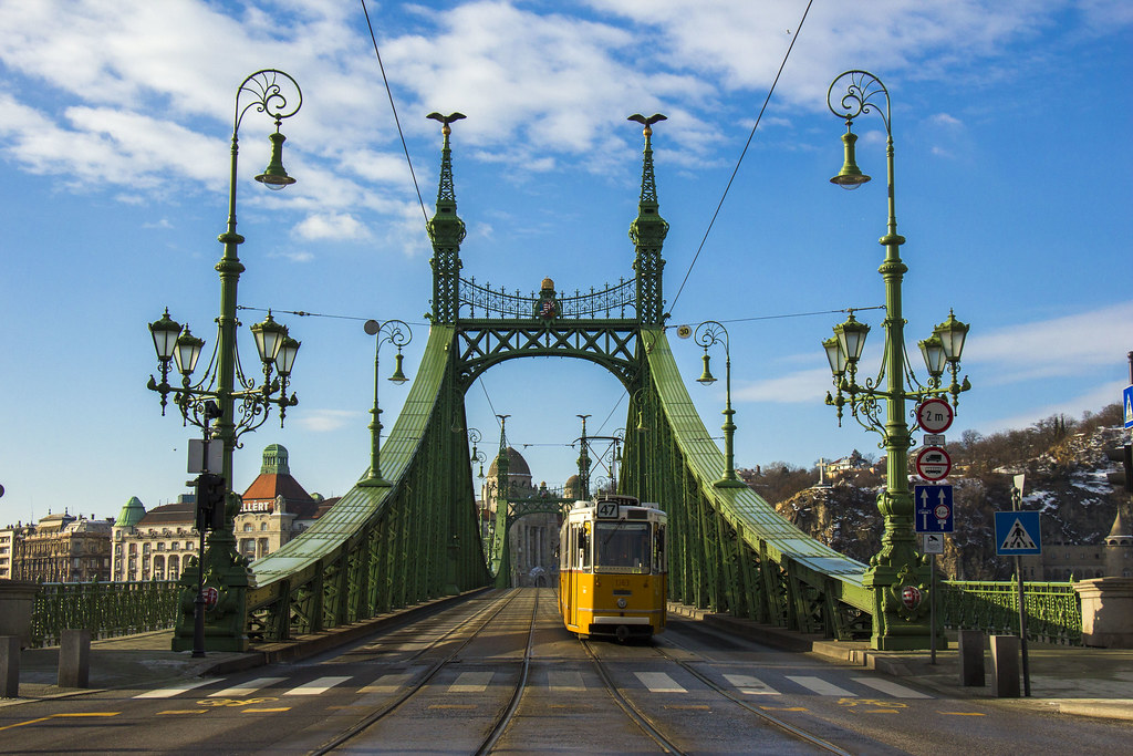 Liberty Bridge og en sporvogn i Budapest