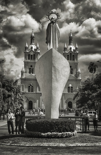 michaelevansphotography photography photo photograph foto fotografia blackandwhite bw blackwhite monochromatic monochrome grayscale basílicadelseñordelosmilagros church cathedral icon miracle statue buga valledecauca colombia bugacolombia classic classical iconic photojournalism documentary street streetphotography religion religious religioussite catholic catolic catedral latinamerica southamerica architecture building