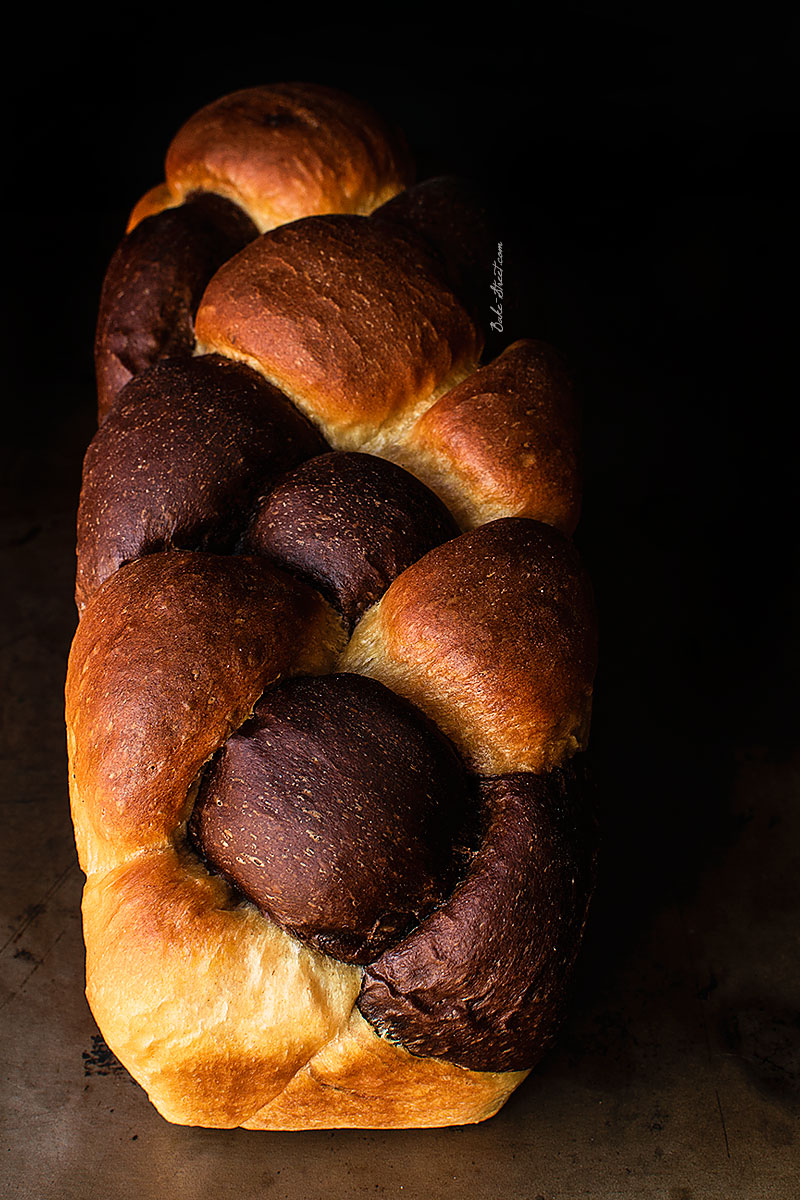 Pan de molde trenzado, cacao y cerezas