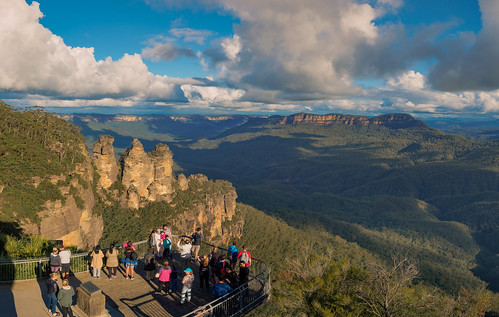 nsw australia bluemountains katoomba threesisters mountain park rock formation icon famous pano panoramic view lookout echopoint sydney stunning amazing beautiful trees rocks sky panorama olympusem10 olympus olympusomd photography leura newsouthwales travel green landscape rayleighscattering natural nature breathtaking best flickrheroes flickr nationalpark
