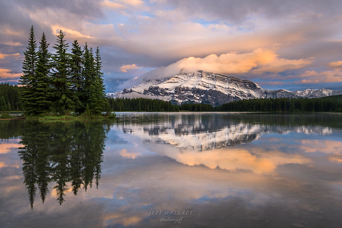 alberta banff canada nationalpark sunset twojake lake reflection water mountain canadianrockies