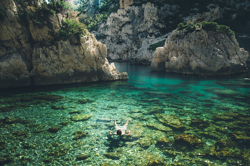 sea alone treasure paradise sunrise clear transparent turquoise green water mer calanque marseille provence nationalpark nature landscape waterscape man feel relaxing nobody rocks geology hidden place exploring coast rays light delightful time holiday summer south france
