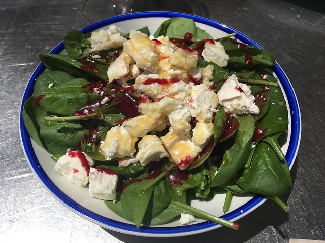 Spinach salad with goat cheese - La Taverna del Born