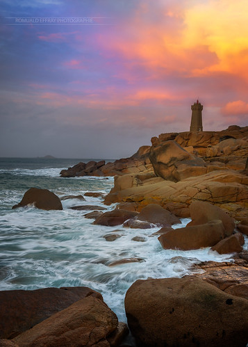 bretagne brittany sea water sky light lighthouse phare sunset sunlight sun manche cotesdarmor granit rose pierre rock