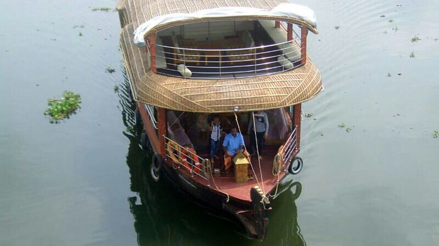 Romantic Single Cabin Houseboat with Upper Deck