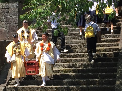 School kids and sake offerings plying the stairs at the climbing season opening ceremony