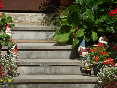 Place de la Basoche, Vieux Lyon - gnomes on steps - Photo of Champagne-au-Mont-d'Or