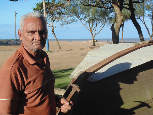 Seu Simião constrói um barco para transporte de passageiros, pois pesca está proibida - Créditos: Vitor Taveira