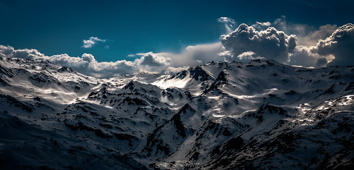 nature nuage cimes vallon lumière ombre contraste atmosphère altitude alpes vanoise savoie tarentaise vallondesrevers neigedeprintemps horspiste massifalpin montagneenneigées