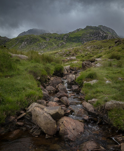 grass walkingtrail landscape idwal nature water stream moody ogwenvalley cold beck buttress scree marsh nationaltrust brook sky rill atmosphere brooding bochlywd rocks