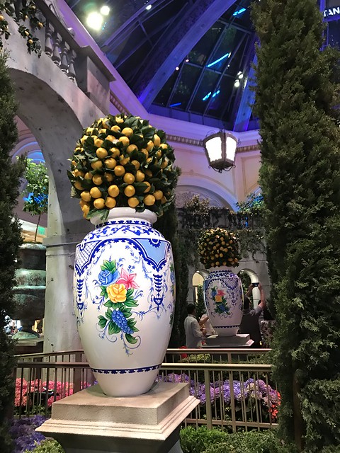 Bellagio giant vase and lemons