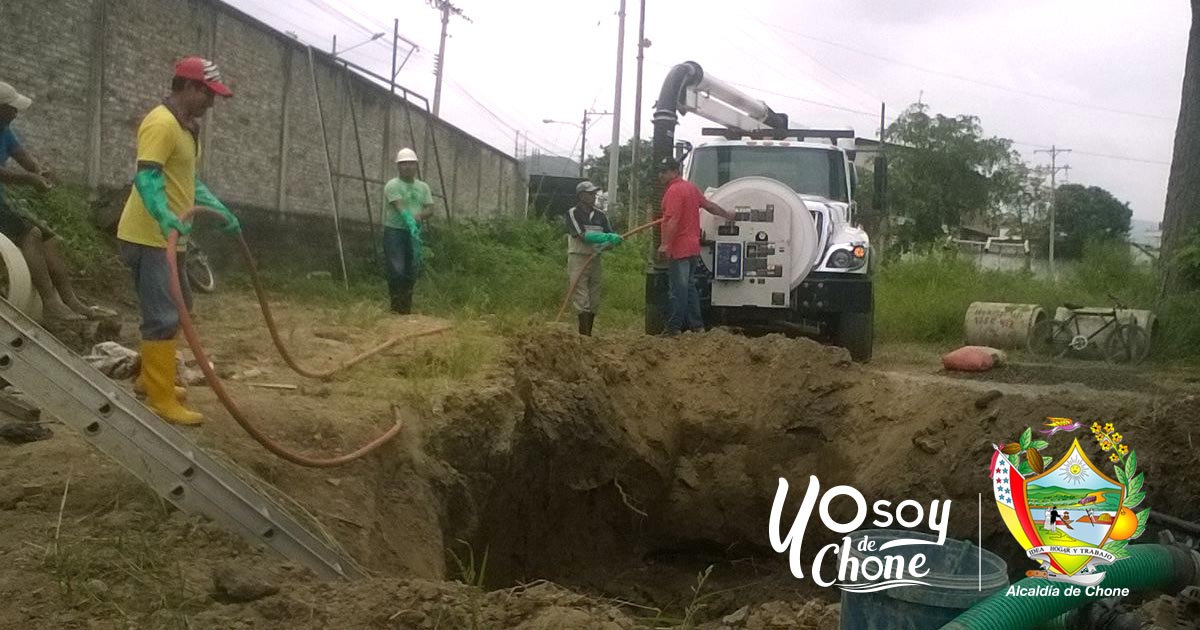 Aguas de Chuno realiza arreglo de tubería de aguas servidas en avenida Eloy Alfaro