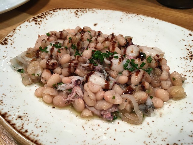 Sauteed baby squid with Santa Pau beans - Paco Meralgo