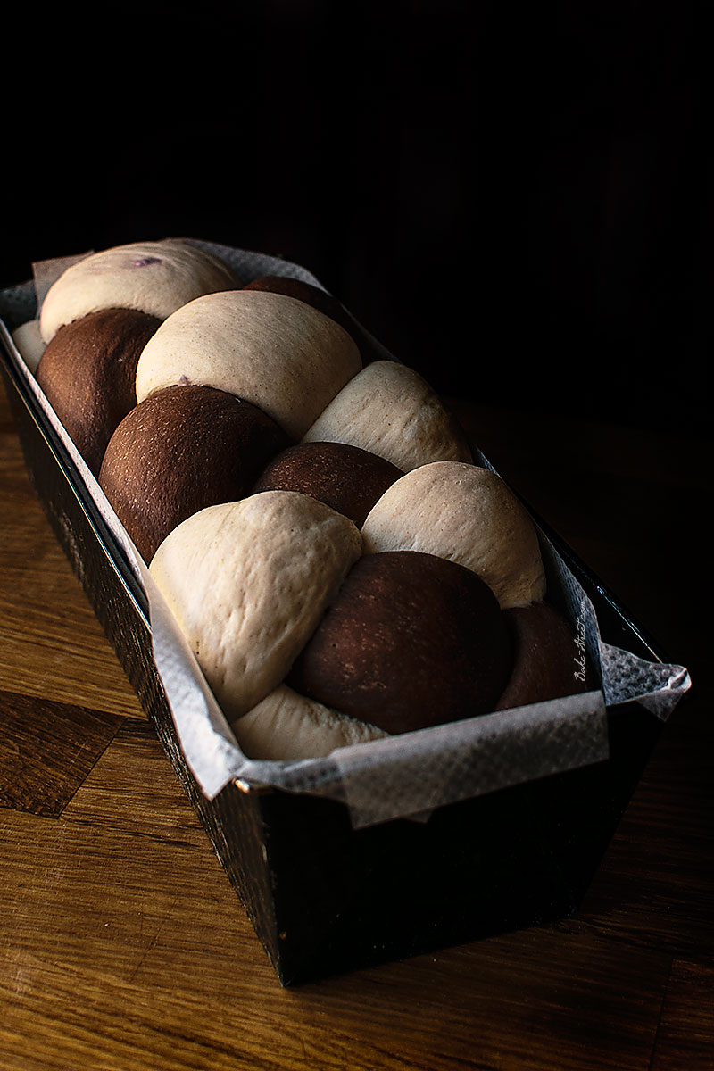 Pan de molde trenzado, cacao y cerezas