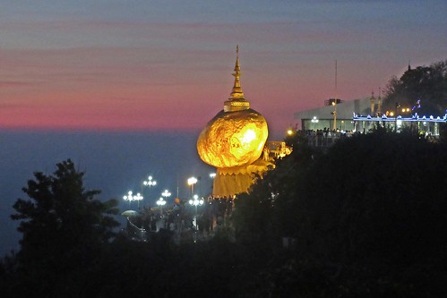 thegoldenrock kyaiktiyo monstate myanmar burma asia asie pagoda temple buddhist buddhism stupa goldenstupa rock boulder sunset pinksunset sundown nightfall dusk eveninglight floodkights horizon