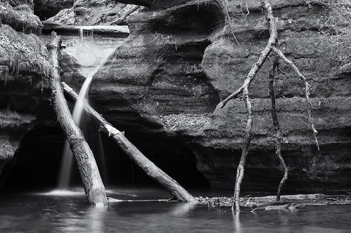 monochrome bnw blackandwhite il illinois starvedrockstatepark kaskaskiacanyon waterfall landscape explore explored
