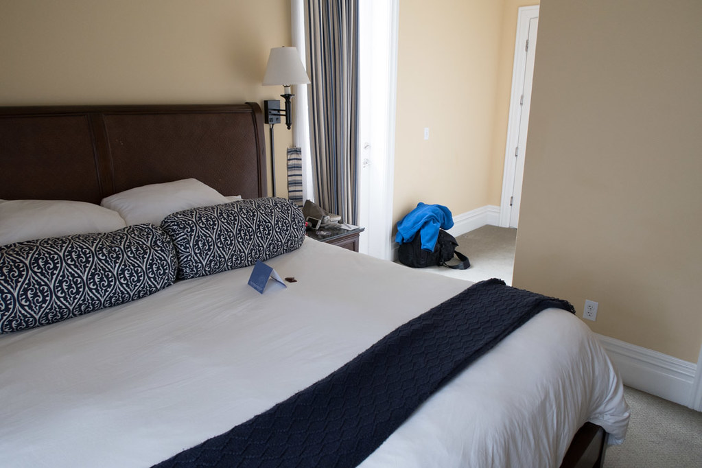 King size bed at West Cliff In | Santa Cruz