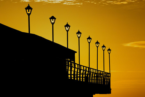 pier cleethorpes dawn sunlight sun morning sunrise silhouette lamp lampposts raillings golden