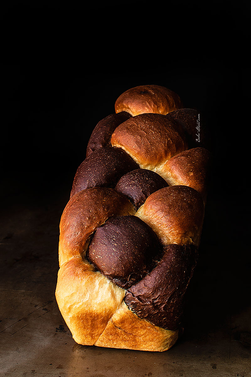 Pan de molde trenzado, cacao y cerezas