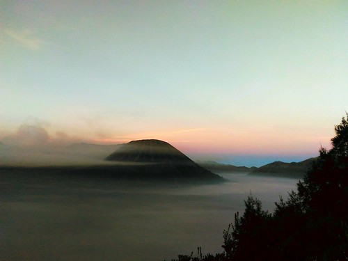 justwakeup mountaincloud mountain bromovolcano volcanoview sunrise