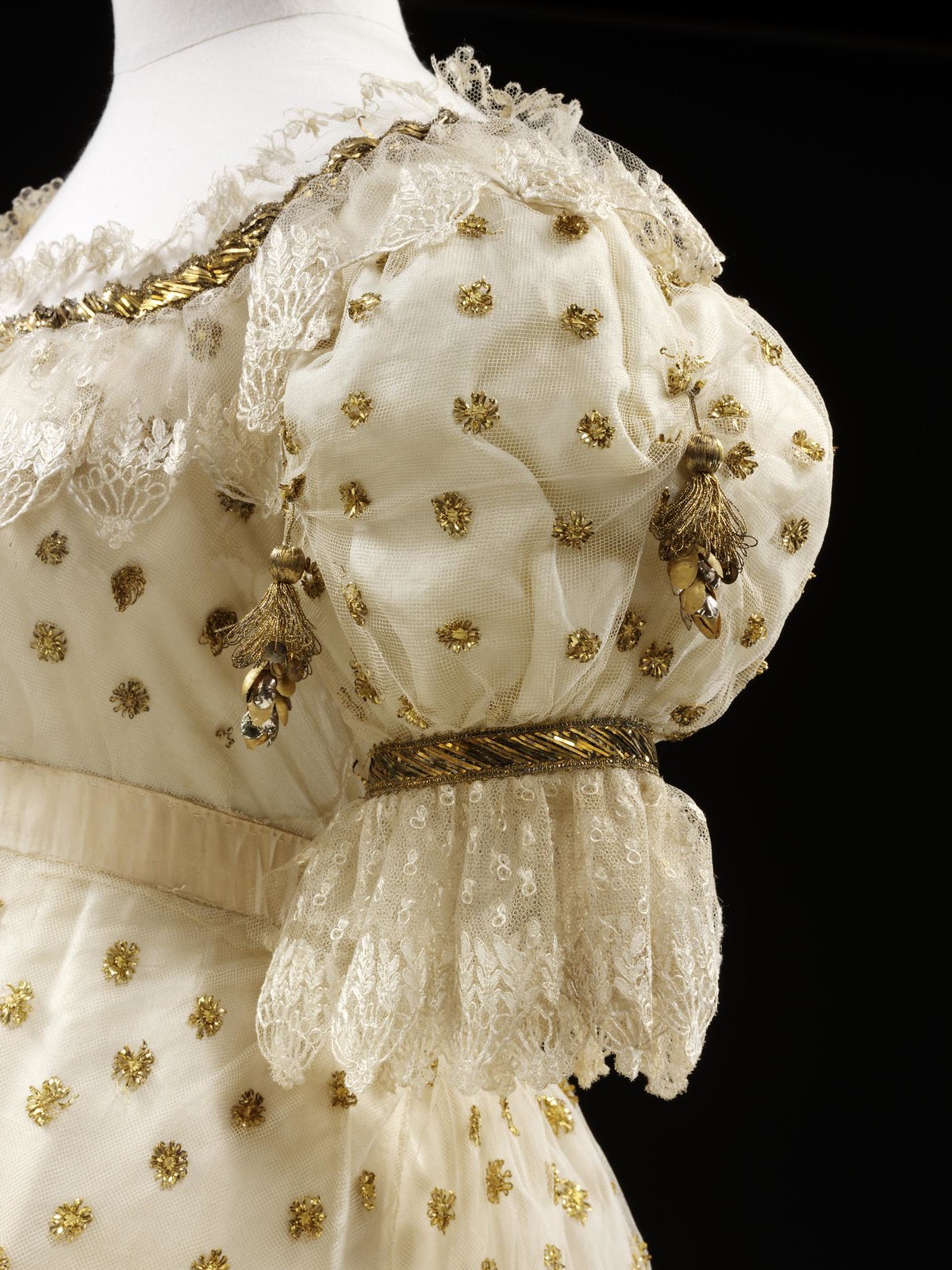 1820 Ball gown. British. Silk satin and silk embroidered with metal. © Victoria and Albert Museum, London
