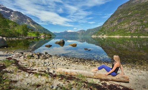 blurnes simadalsvegen eidfjord hardanger norge norway myself selfportrait selfie blonde woman fjord