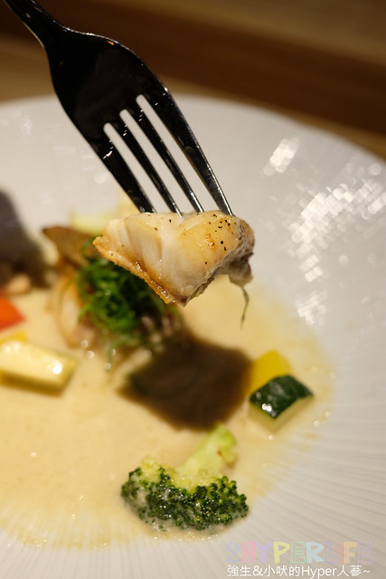 台中美術館美食餐廳【Omakase任信】首屈一指無菜單高檔日本創意料理，日本主廚融合日式食材口味與法式料理手法帶來連連驚喜，以17道菜式在舌尖上迸發出一場華麗饗宴！ @強生與小吠的Hyper人蔘~