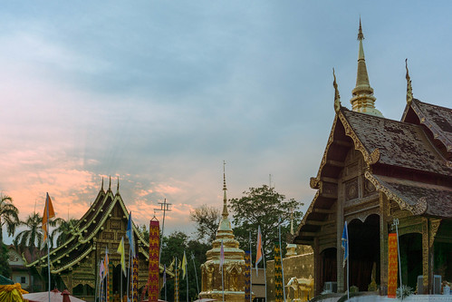 wat phra singh chiang mai tailandia templo temple sunset architecture building buddhist thailand classic lanna style culto atardecer sony ilce6000 a6000 emount lenses