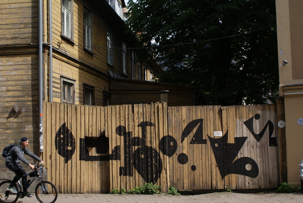Street art et maison en bois dans le quartier Centrs de Riga en Lettonie.