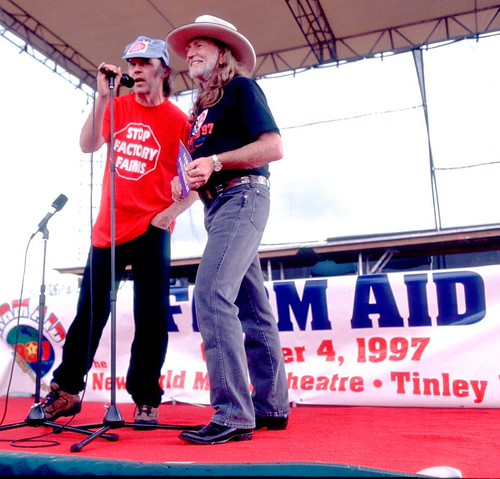 Our 1997 concert in Illinois was another sold out show! This year also included a rally led by Willie Des Moines, Iowa, that drew hundreds of farmers to the door step of the National Pork Producers Council delivering the message “Family Farms – Yes, Facto
