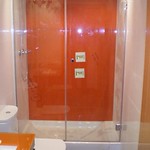 Puerta de ducha con cristales templados, uno fijo y un batiente