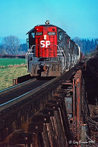 southernpacific sp sporegondivision willamettevalley oregon mcminnville sd9 railroads emd cadillac trains branchline bridge