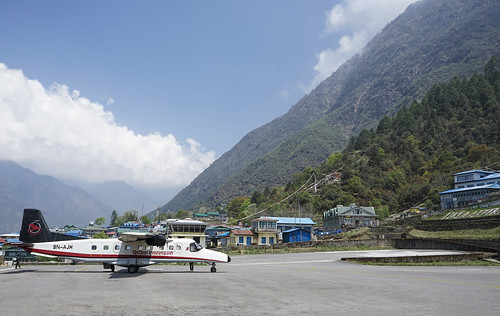 everest base camp trek lukla airport mountain plane airplane light commercial aircraft ebc sagarmatha national park nepal trekking walking sky cloud sony a7 2870mm