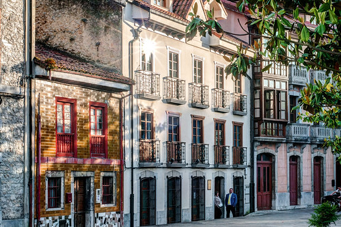 asturias oviedo lascaldas pueblo casas atardecer ocaso tradicional arquitectura reflejo sol calle town street sunset