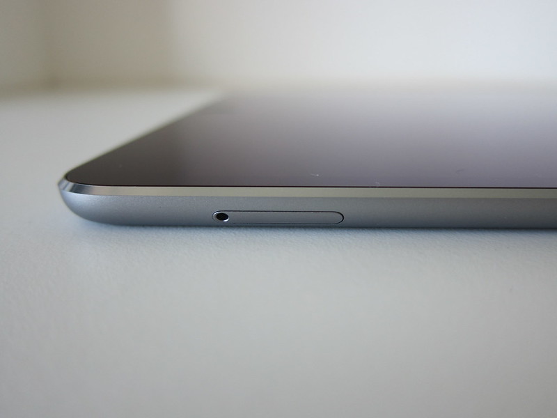 Apple iPad Pro 10.5 Inch (Space Grey 256GB) (Wi-Fi + Cellular) - Right - SIM Track