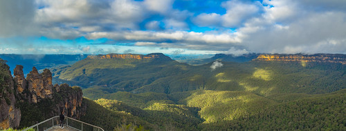 threesisters rock cliff formation iconic view nsw australia newsouthwales panorama pano panoramic olympus photo photography travel scene scenic amazing wow beautiful attraction bluemountains katoomba echopoint mountain park icon famous lookout sydney stunning trees rocks sky olympusem10 olympusomd leura green landscape rayleighscattering natural nature breathtaking best flickr nationalpark morning