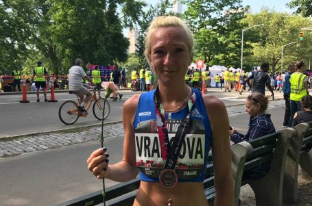 Eva Vrabcová v New Yorku osmá, obdržela pozvánku na maraton