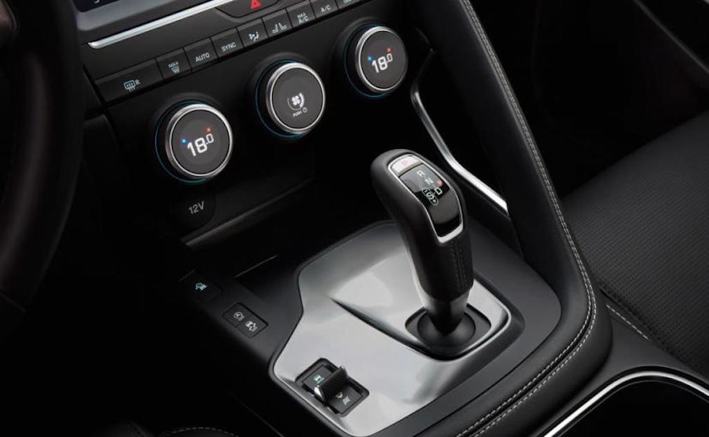 2018-jaguar-e-pace-gear-knob